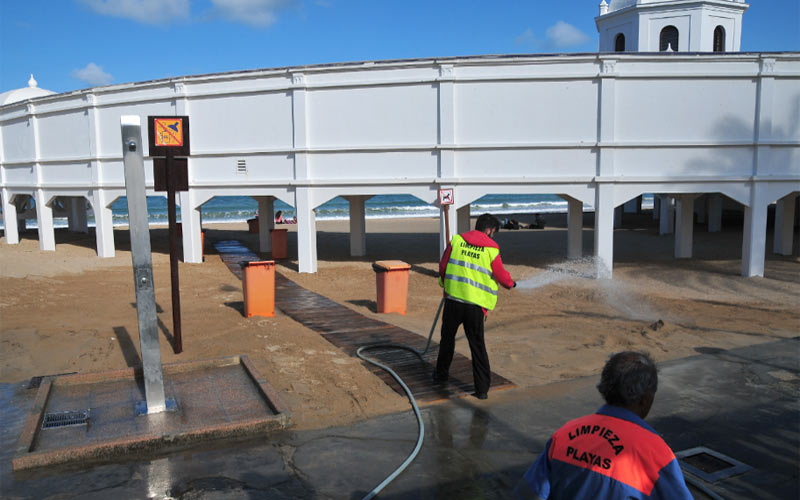 El Ayuntamiento prohíbe pernoctar en La Caleta e informa a los sintecho de que se flexibiliza la estancia en el albergue municipal