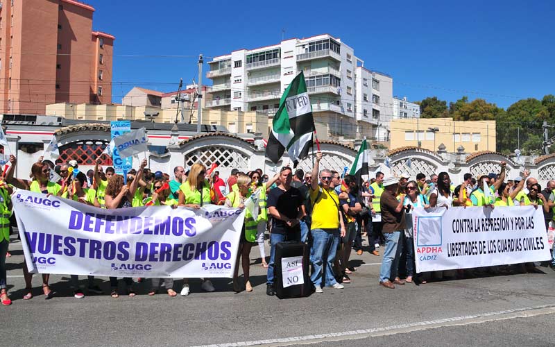 Concentrados ante la Comandancia de la Guardia Civil por “la falta de libertades, represión y trato degradante” dentro del cuerpo