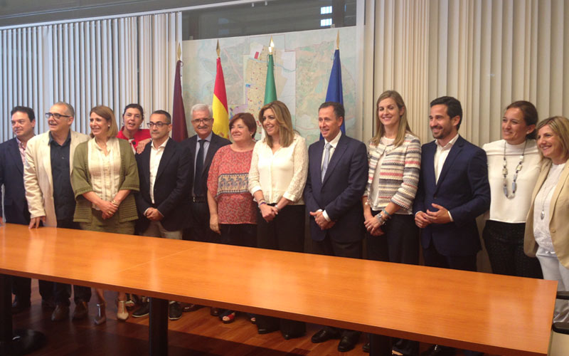 La presidenta andaluza, en plena campaña, visita el Ayuntamiento y “dialoga con numerosos chiclaneros” en su paseo por el centro