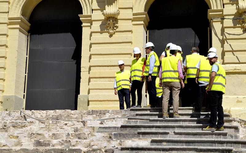 Primera visita a las obras del Ayuntamiento de San Fernando, en las que trabajan sólo dos isleños, tres meses después de iniciarse