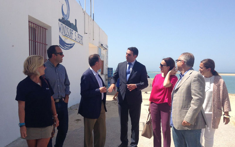 Chiclana es “una Capilla Sixtina” para el consejero de Turismo, que conoce con los colectivos implicados el “potencial” de Sancti Petri