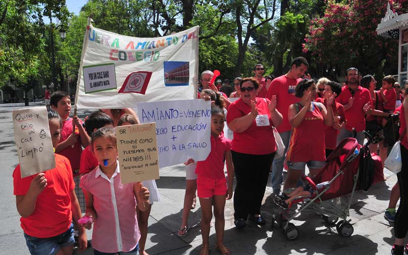 Belizón traslada a la comunidad del Reggio que “no existe riesgo evidente”; la retirada de los techos de uralita no será inmediata