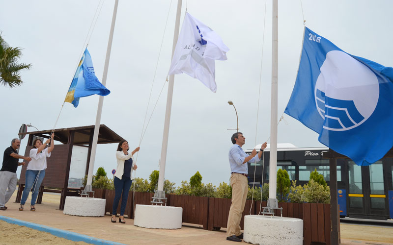 La bandera azul ya luce en Camposoto, “una playa mejor con cada verano que pasa”