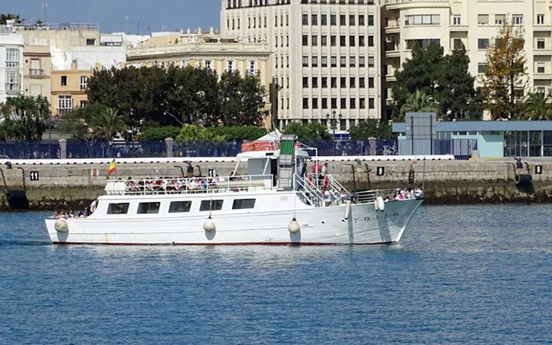 Un barco con todo tipo de comodidades oferta “nuevas experiencias” en la costa chiclanera