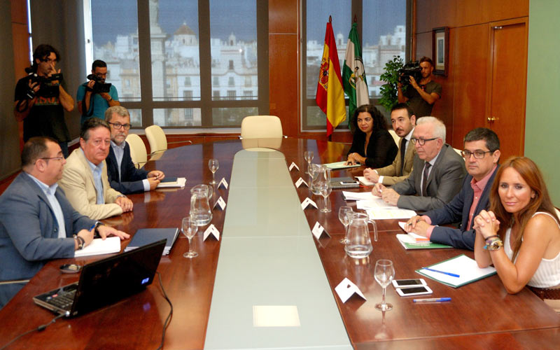 El consejero de Empleo reclama más carga de trabajo para los astilleros de la Bahía; el PP replica que “ya está garantizada”