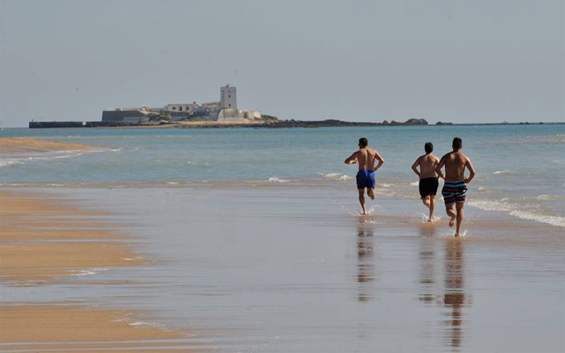 Descartado el vertido de fecales en la playa de Camposto; todo apunta a que fue una acumulación de algas en descomposición