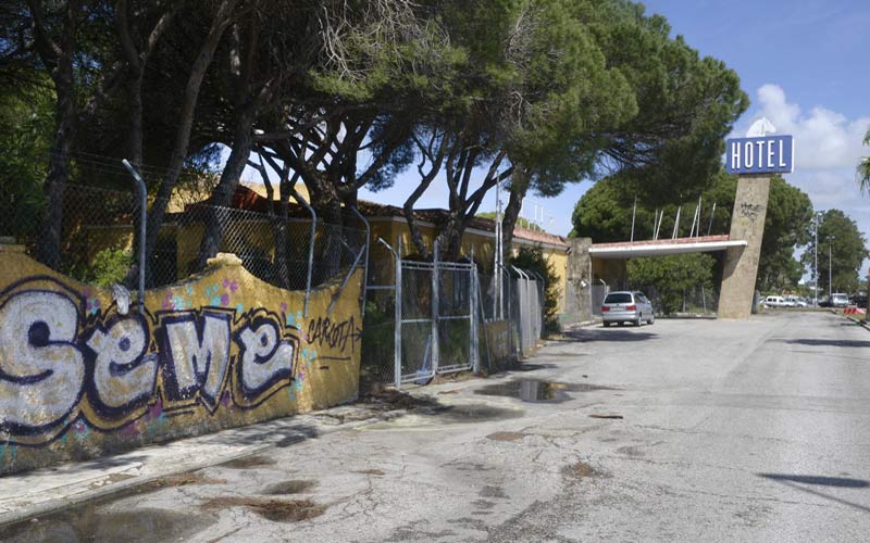 Urbanismo dio 20 días de plazo a la propiedad del Caballo Blanco para adecentar la finca y dos meses después todo sigue igual