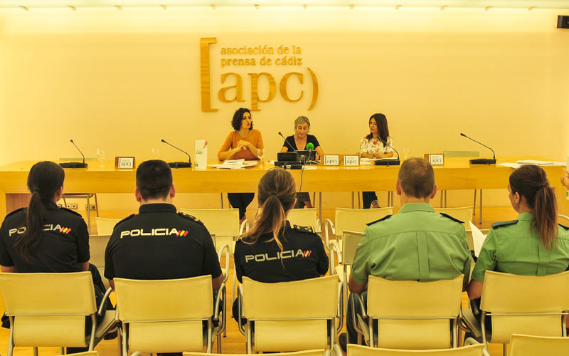 El CAA presenta en Cádiz una guía para “desterrar malas prácticas” al informar sobre violencia de género: “no debe ser un suceso más”