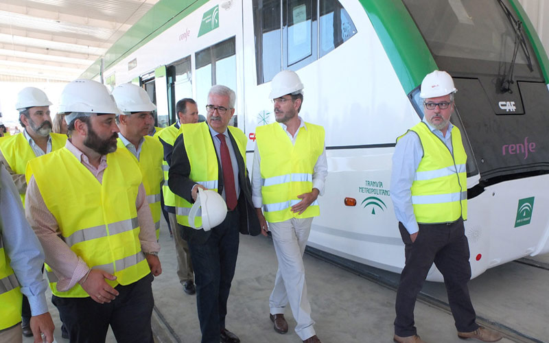 El tranvía de la Bahía entrará en funcionamiento “en abril de 2017” operado por Renfe, con quien la Junta está cerrando un acuerdo
