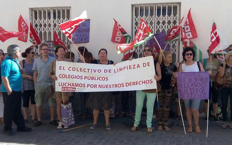 El Gobierno isleño dice estar a favor de las demandas de las limpiadoras de los colegios pero “tenemos las manos atadas”