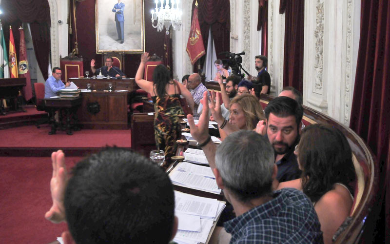 La bajada o subida, según bipartito u oposición, de las ayudas al alquiler en los casos de violencia de género marca el pleno de julio