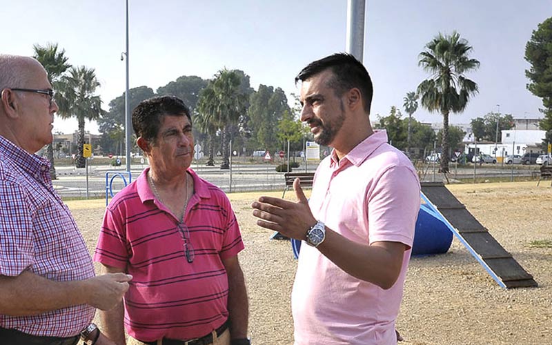 El nuevo servicio de limpieza para las barriadas rurales jerezanas pasará de quincenal a semanal con más operarios