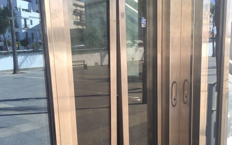 Reclaman el “arreglo y mantenimiento” del ascensor del puente de Los Remedios, sin servicio en los últimos días
