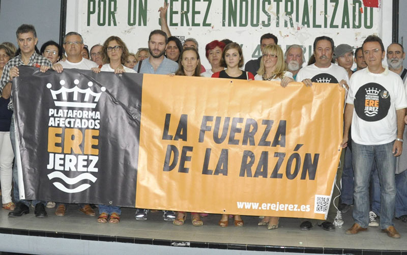 La readmisión de los afectados por el ERE se enturbia con un encierro, trabas técnicas y recelos entre PSOE y Ganemos e IU