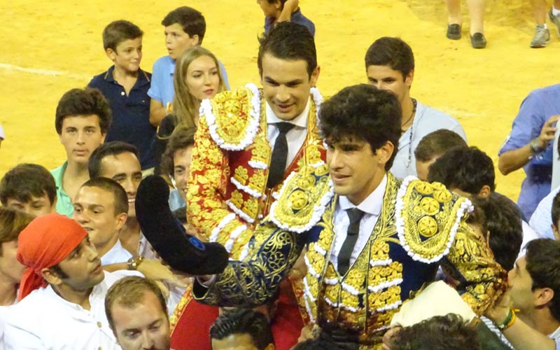 Grande Simón a quien acompaña Manzanares a hombros