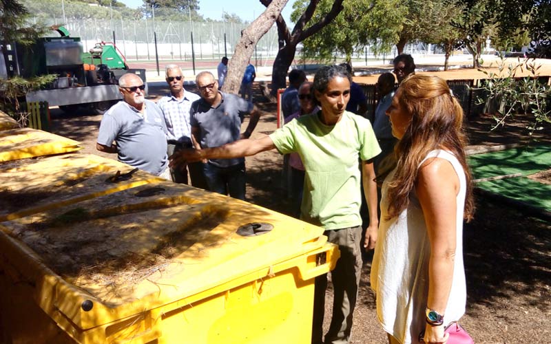 La experiencia piloto de compostaje en la Urbanización Doña Violeta permite la reutilización de restos vegetales del vecindario
