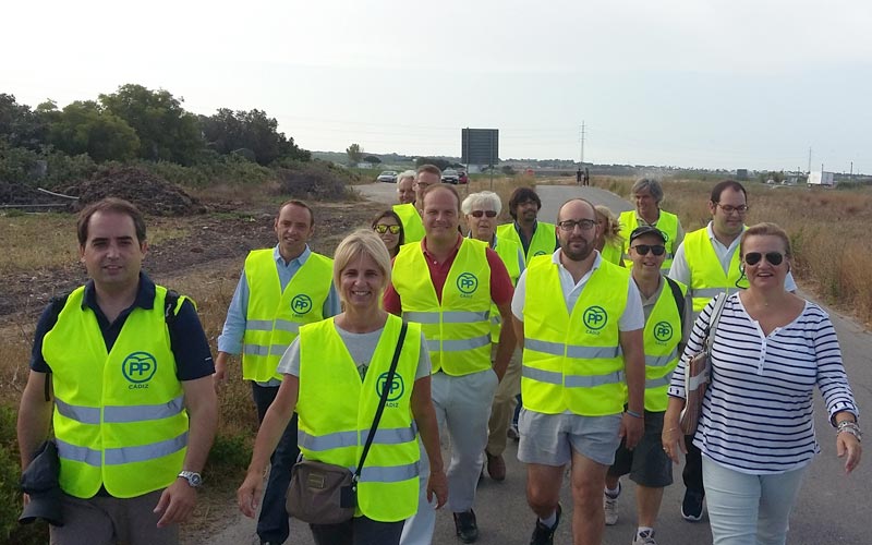 Los populares reivindican a pie que la Junta “cumpla con las infraestructuras del transporte que tiene pendiente en Cádiz”