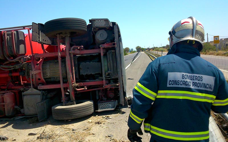 Jueves complicado en la autopista AP-4 por el vuelco de un camión cisterna cargado de propano, sin fugas, a la altura de Puerto Real