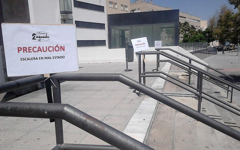 Una escalera “peligrosa” en Segunda Aguada