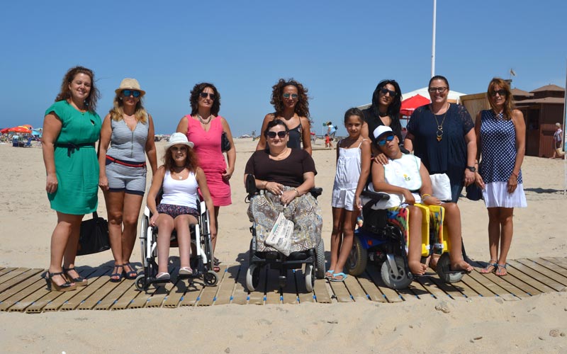 Camposoto estrena pasarelas enrollables para facilitar el acceso a la playa a personas con movilidad reducida