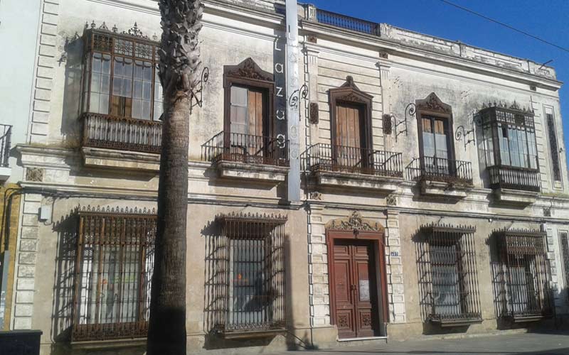 Plantean al Ayuntamiento que venda o adjudique la abandonada Casa Lazaga a una empresa que la recupere y convierta en hotel