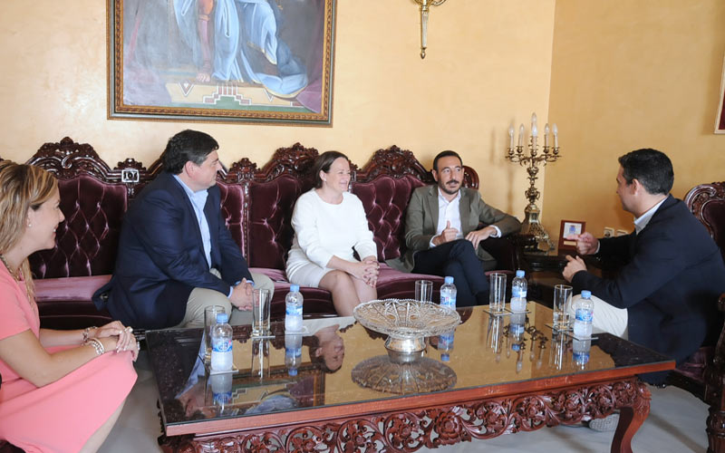 Junta y Ayuntamiento roteño se “alían” para intentar cambiar el modelo productivo de la Villa aprovechando los fondos europeos
