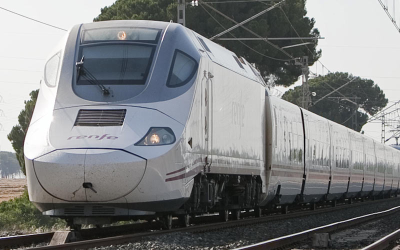 Renfe mantiene hasta mediados de octubre los “refuerzos” en los trenes que enlazan Madrid y la Bahía de Cádiz, viernes y domingos
