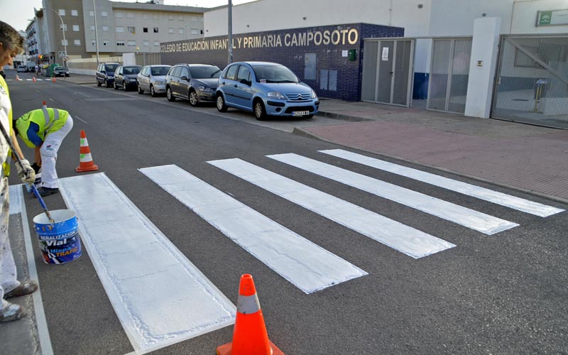 Mantenimiento Urbano repintará más de 350 pasos de peatones de la ciudad, medio centenar en entornos de colegios e institutos