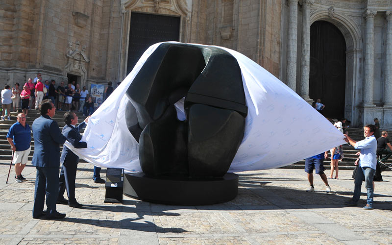 La plaza de la Catedral convive hasta noviembre con seis esculturas monumentales del maestro inglés Henry Moore