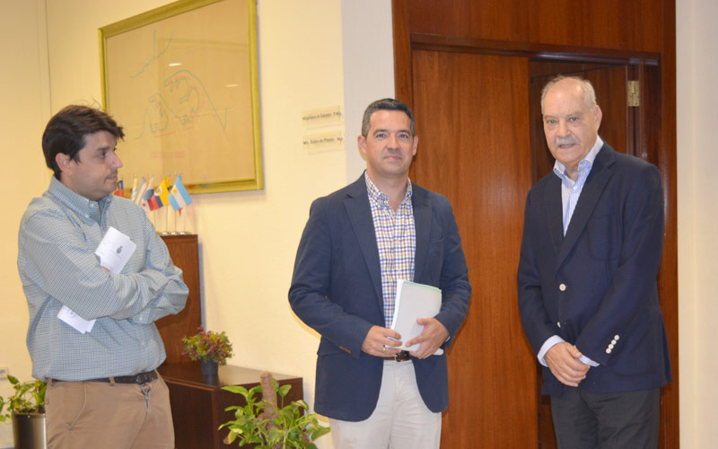Zona Franca y Ayuntamiento estudian promover juntos un centro empresarial en un solar frente a la entrada principal de la Base
