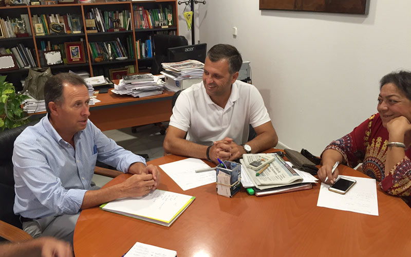 Conil y Chiclana estudian cómo potenciar su conexión por el frente litoral, lo que redundaría “en el turismo y en la economía”
