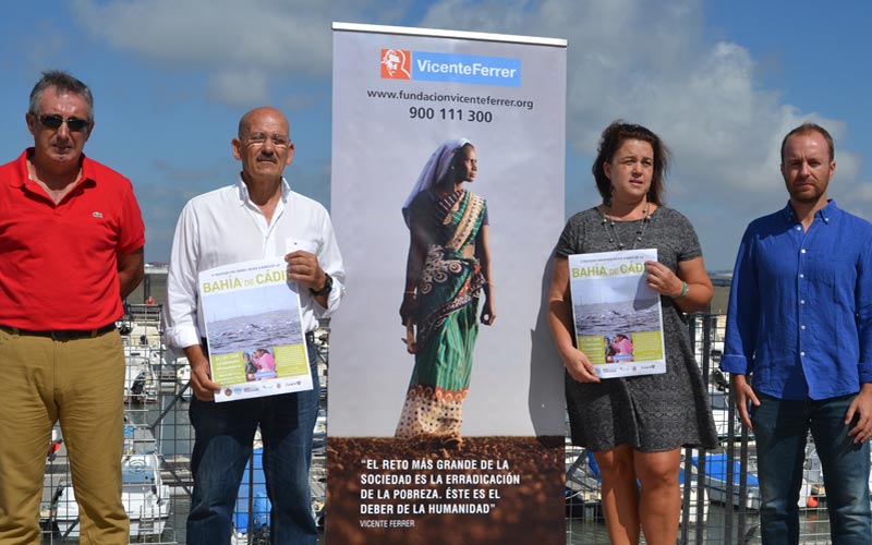 La travesía a nado de la Bahía cumple este domingo su quinta edición, de nuevo en beneficio de la Fundación Vicente Ferrer