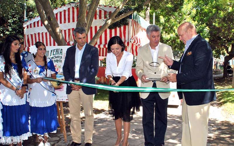 Acosafe y Ayuntamiento firman un convenio marco para “impulsar” el centro comercial abierto en La Isla “con planificación”