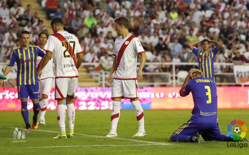 Un Cádiz sin identidad cae goleado en Vallecas