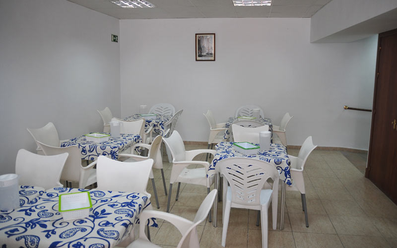 Calor en la Noche ya sirve desayunos a las personas sin hogar de Cádiz en su nueva sede en el Campo del Sur