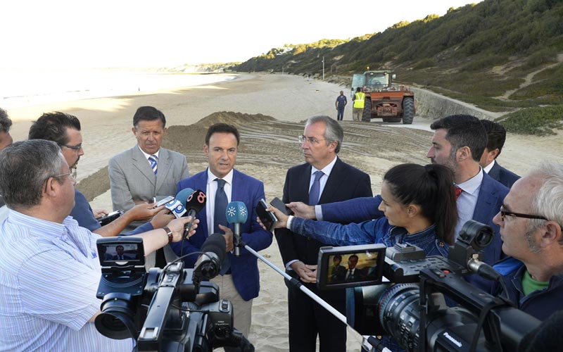 En marcha la primera fase de regeneración de la playa de Las Redes con la arena procedente del dragado del Puerto de Cádiz