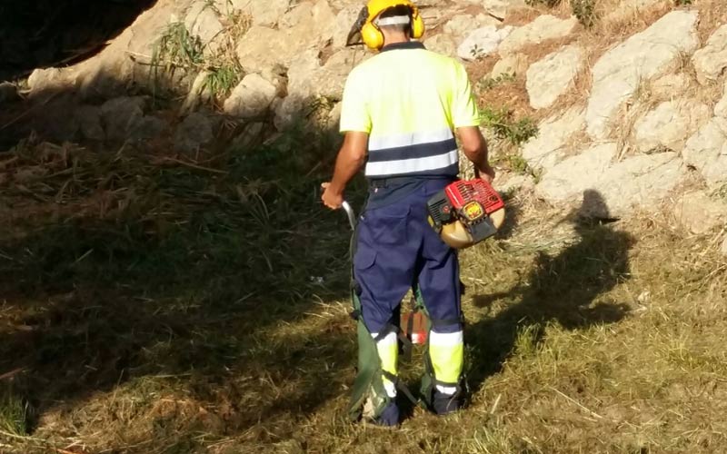 Adecentadas muchas zonas de Chiclana, en los últimos meses, donde no llegan los servicios ordinarios de limpieza