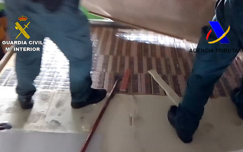 Sorprendido en el muelle de Cádiz un camión frigorífico cargado con 52.000 cajetillas de tabaco de contrabando
