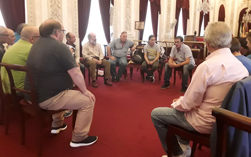 El colectivo de parados que reclama trabajo al Ayuntamiento se fía de la palabra del alcalde y abandona 21 días después su encierro