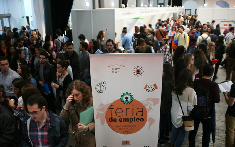 La Feria de Empleo 2016 de la UCA acerca a estudiantes de los últimos cursos y egresados al mercado laboral