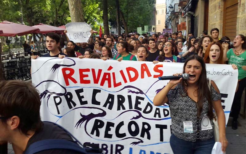 Estudiantes, profesores y padres salen a las calles también en Cádiz: “contra la Lomce, contra las reválidas y contra los recortes”