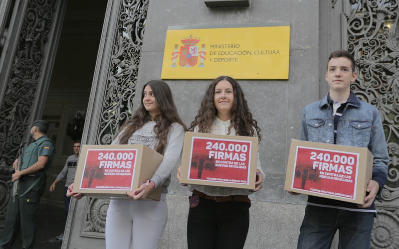 La campaña contra las reválidas promovida por un adolescente isleño se acerca al millón de firmas; Rajoy da marcha atrás