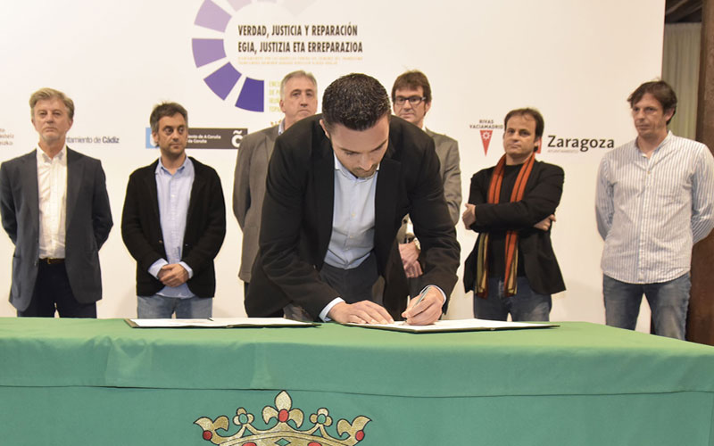 Cádiz, junto a otros ayuntamientos, promueve un manifiesto que persigue impulsar querellas contra los crímenes del franquismo