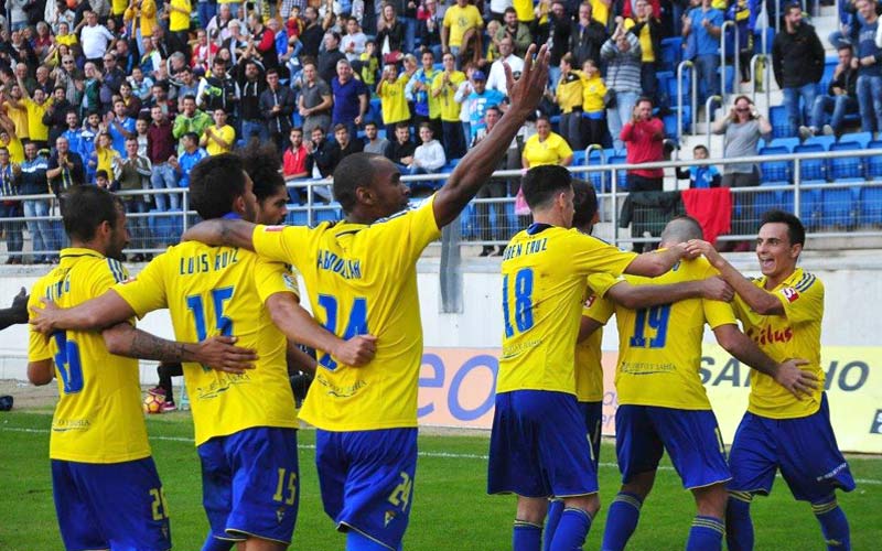 El Cádiz se ‘confirma’ imponiéndose al Huesca y a Ais Reig