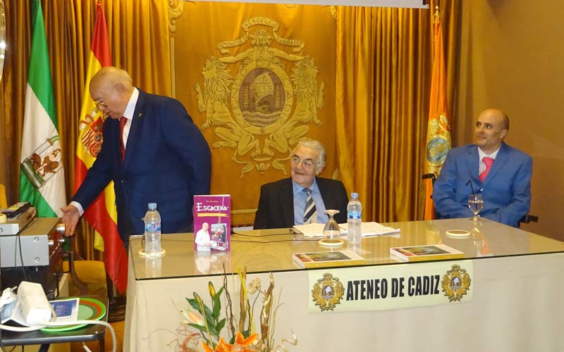 Escacena torea con paleta y pincel en el Ateneo gaditano
