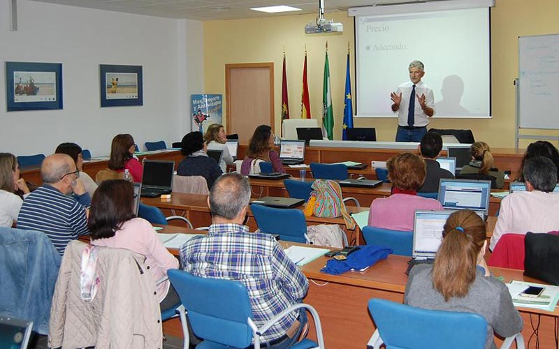 Unos mil empleados públicos de ayuntamientos de la Bahía de Cádiz se benefician del plan de formación de la Mancomunidad