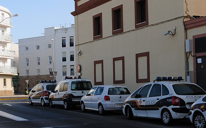 Exigen el “refuerzo inmediato” de personal en la colapsada oficina del DNI de Cádiz