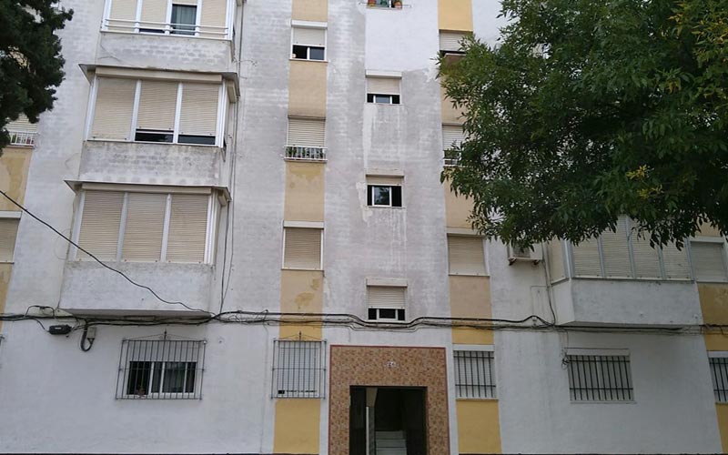 Desalojado un bloque de San Telmo en Jerez como medida preventiva ante posibles deficiencias estructurales en el edificio
