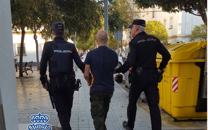 Detenido un pirómano acusado de meter fuego a numerosos contenedores y papeleras en extramuros