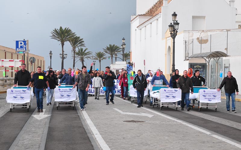 Trabajadores de Pascual protestan por las calles de Cádiz exigiendo a Junta y empresa una solución definitiva al conflicto